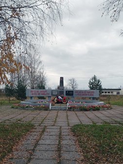 Братская могила советских воинов и местных жителей в д. Пудомяги