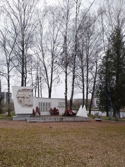Мемориал погибшим землякам в Коммунаре