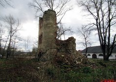 Руины водонапорной башни в усадьбе Сельцо