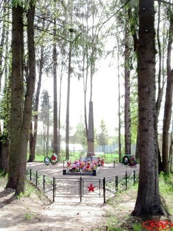 Братская могила советских воинов в пос. Кобринское