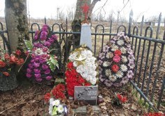 Воинское захоронение в парке усадьбы Каськово