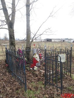 Воинское захоронение в парке усадьбы Каськово