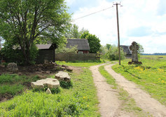 Старинные каменные кресты в д. Старые Смолеговицы