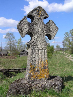 Старинные каменные кресты в д. Старые Смолеговицы