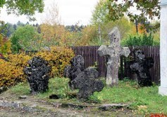 Часовня Всех Святых и старинные каменные кресты в пос. Беседа