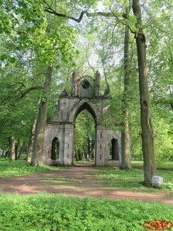 Готические ворота в усадьбе Демидовых Тайцы