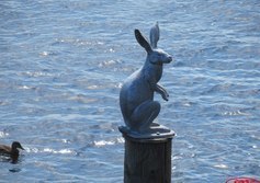 Памятник зайцу у Петропавловской крепости