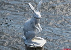 Памятник зайцу у Петропавловской крепости