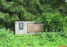 Памятник К.Ф. Рылееву в усадьбе Батово