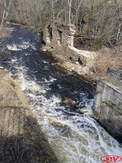 Руины водяной мельницы близ Кайболово