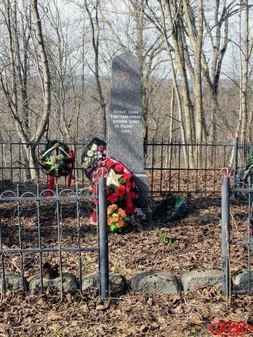 Братская могила красноармейцев в усадьбе Альбрехтов в Котлах