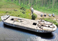 Бетонное судно в устье р. Луга