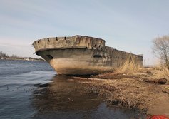 Бетонное судно в устье р. Луга
