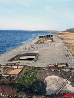 Бетонное судно в устье р. Луга