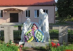 Братская могила и памятник землякам в д. Мошковые Поляны