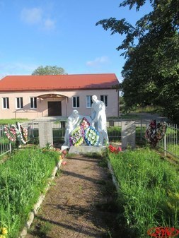 Братская могила и памятник землякам в д. Мошковые Поляны