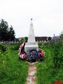 Мемориал героям-односельчанам в Варзуге