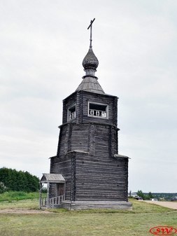 Колокольня Успенского храмового комплекса в Варзуге
