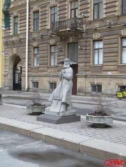 Дворник на пл. Островского