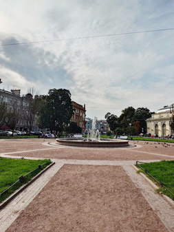 Ново-Манежный сквер с бюстами знаменитых архитекторов