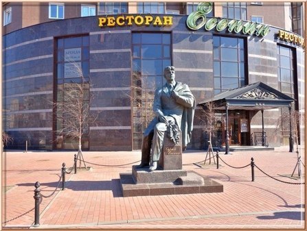 Памятник Есенину в “Озерках”