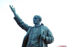 Памятник Володарскому у Володарского моста