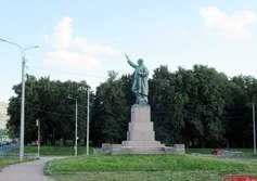 Памятник Володарскому у Володарского моста