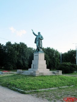 Памятник Володарскому у Володарского моста