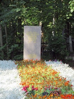 Братская могила воинов на кладбище жертв 9-го января