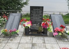 Памятник воинам-землякам в д. Хвалинская