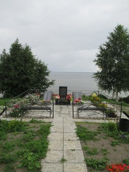 Памятник воинам-землякам в д. Хвалинская