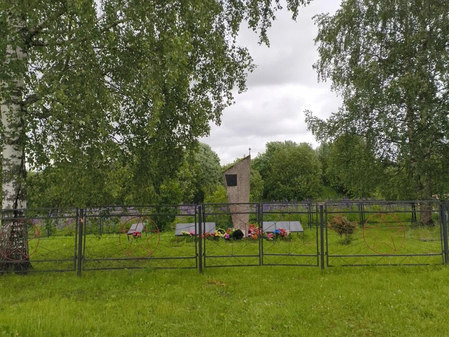 Памятник воинам-землякам в пос. Токари