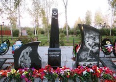 Братская могила и памятник землякам в Вознесенье