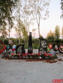 Братская могила и памятник землякам в Вознесенье