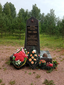 Памятный знак на воинском захоронении на р. Вытмуса