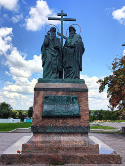 Памятник Кириллу и Мефодию в Коломенском кремле