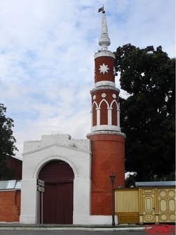 Падающая башня Брусенского монастыря