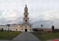 Надвратная колокольня с Введенским храмом в Старо-Голутвине монастыре в Коломне