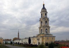 Надвратная колокольня с Введенским храмом в Старо-Голутвине монастыре в Коломне