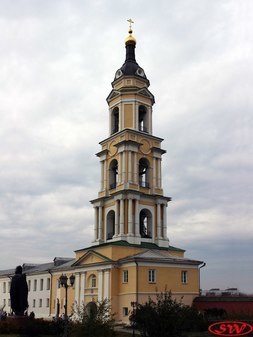 Надвратная колокольня с Введенским храмом в Старо-Голутвине монастыре в Коломне