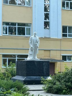 Памятник В.И. Ленину у ДК «Тепловозостроитель»