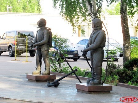 Скульптура водолазов-ремонтников в Клязьме