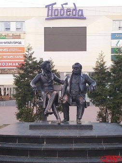 Памятник Пушкину и Крылову в Пушкино