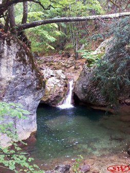 Тисовый водопад в Большом каньоне Крыма