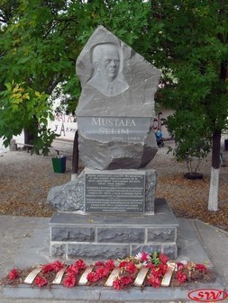 Памятник Мустафе Селимову в Соколином