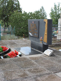 Братская могила советских воинов в Ивановке