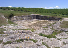 Остатки водосборного бассейна на Чуфут-Кале