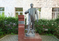 Памятник учителю ( ректору Л.Л. Афанасьеву)