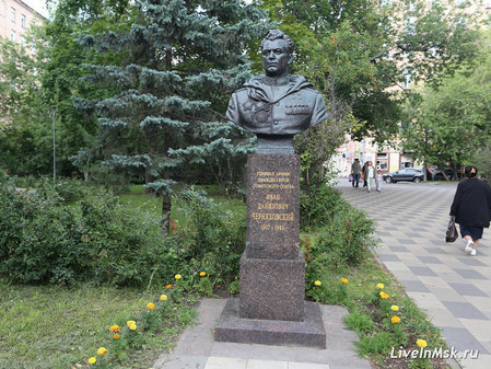 Памятник И.Д. Черняховскому в Москве