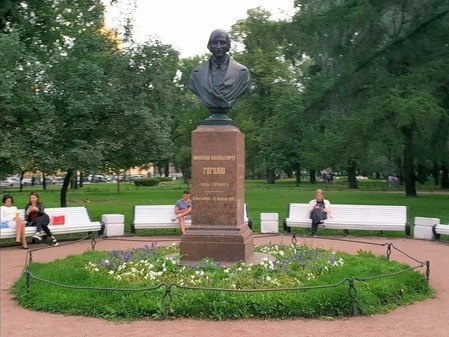 Бюст Н.В. Гоголя в Александровском саду
